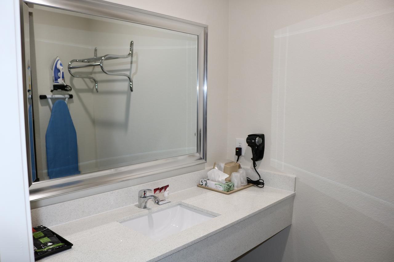 Scottish Inn & Suites - Iah Airport Хъмбъл Екстериор снимка